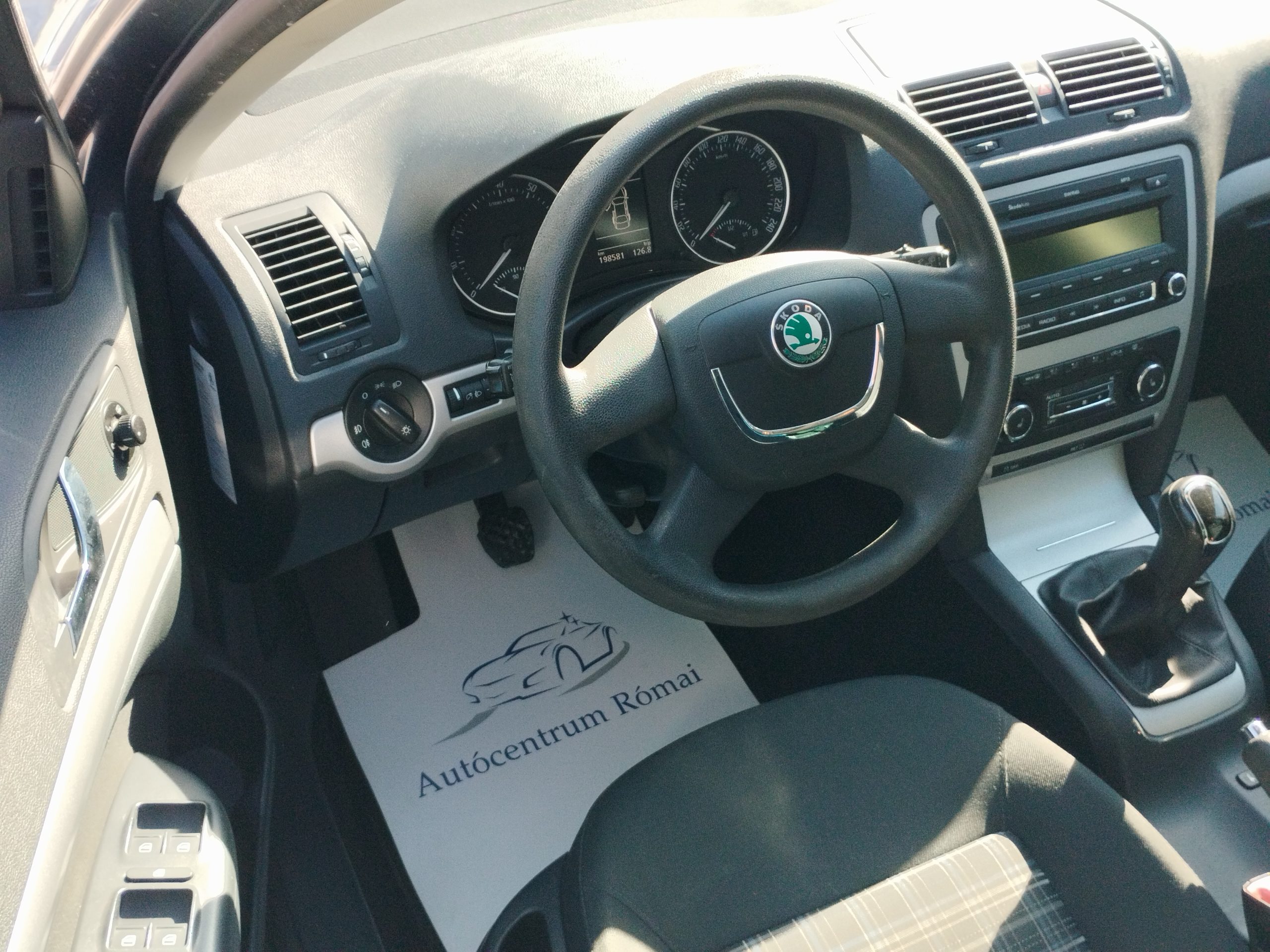 SKODA OCTAVIA Combi 1.8 TSI Ambition Style. 1. Tulaj. Szervizkönyv! TEMPOMAT. PARKRADAR. ÜLÉSFŰTÉS. ALUFELNI